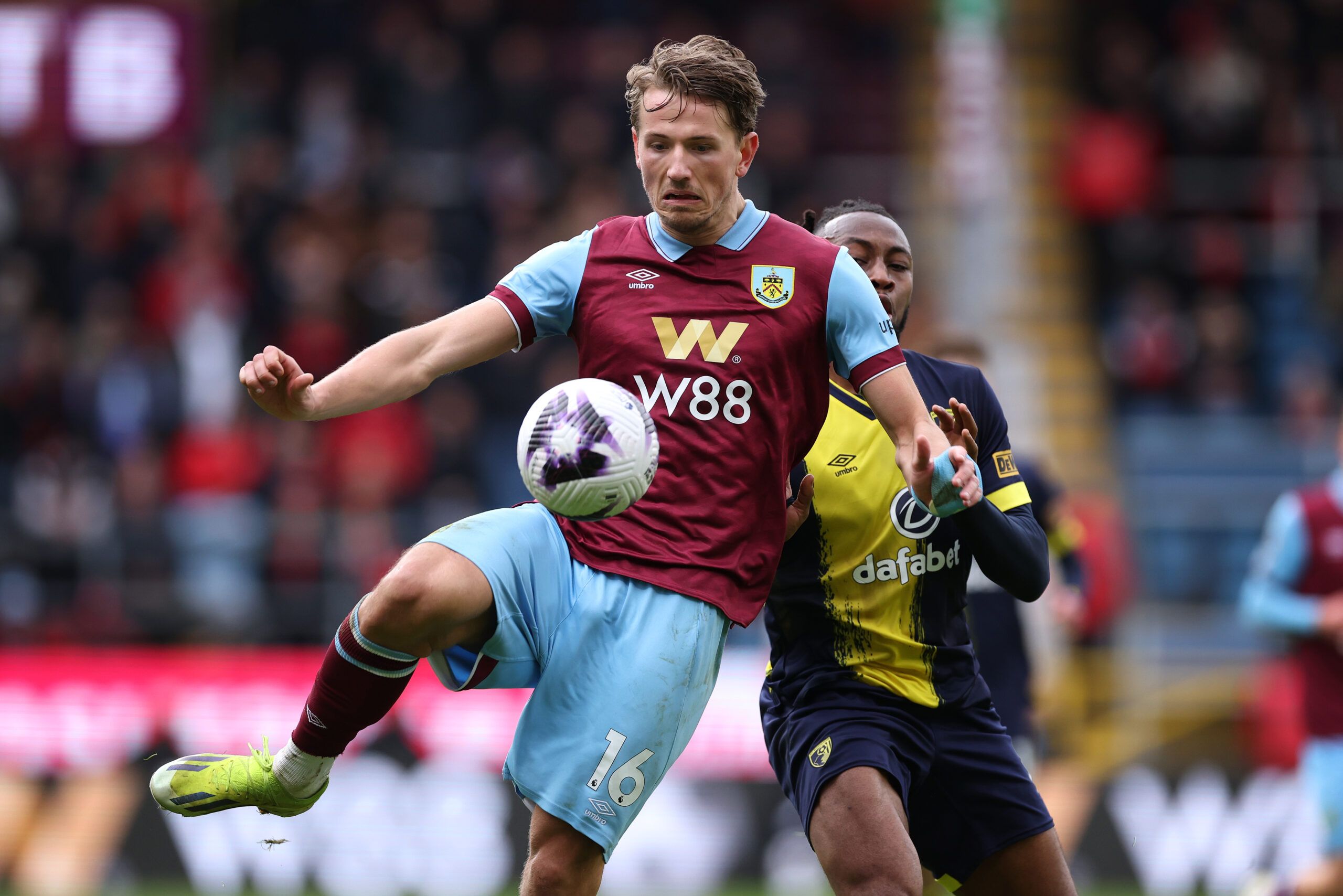 2560x1708 Sander Berge Football Player Best Wallpaper