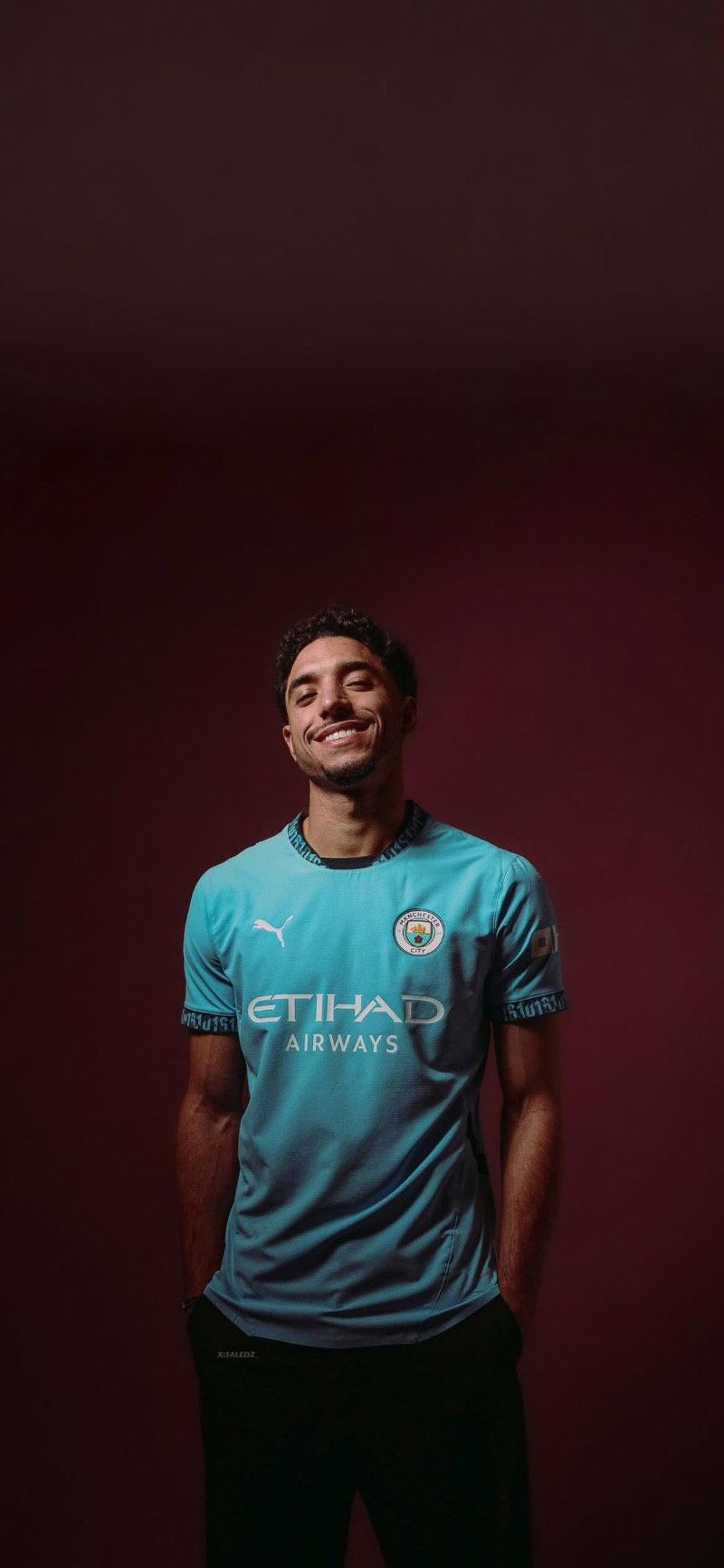 800x1733 Oscar Bobb poses in Manchester City kit Football Wallpaper