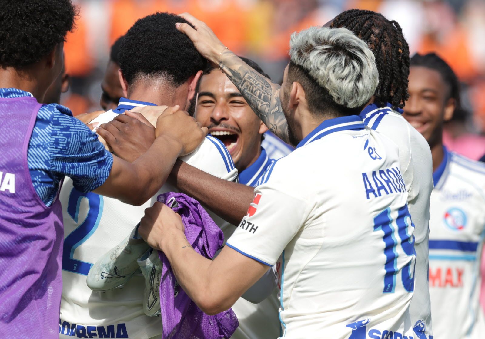 1600x1120 Football. La joie de Yassine, le check d'Emegha. Revivez la victoire du Racing Club de Strasbourg à Lorient en image