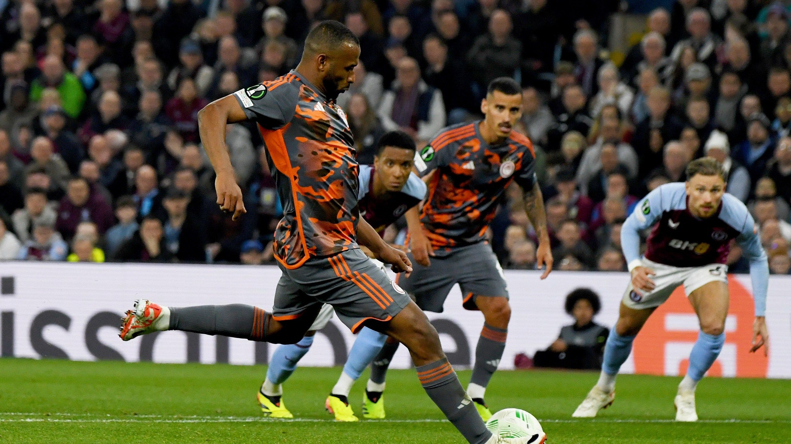 2560x1440 Bayer Leverkusen's Record Unbeaten March Continues With A 2 0 Win At Roma In Europa League