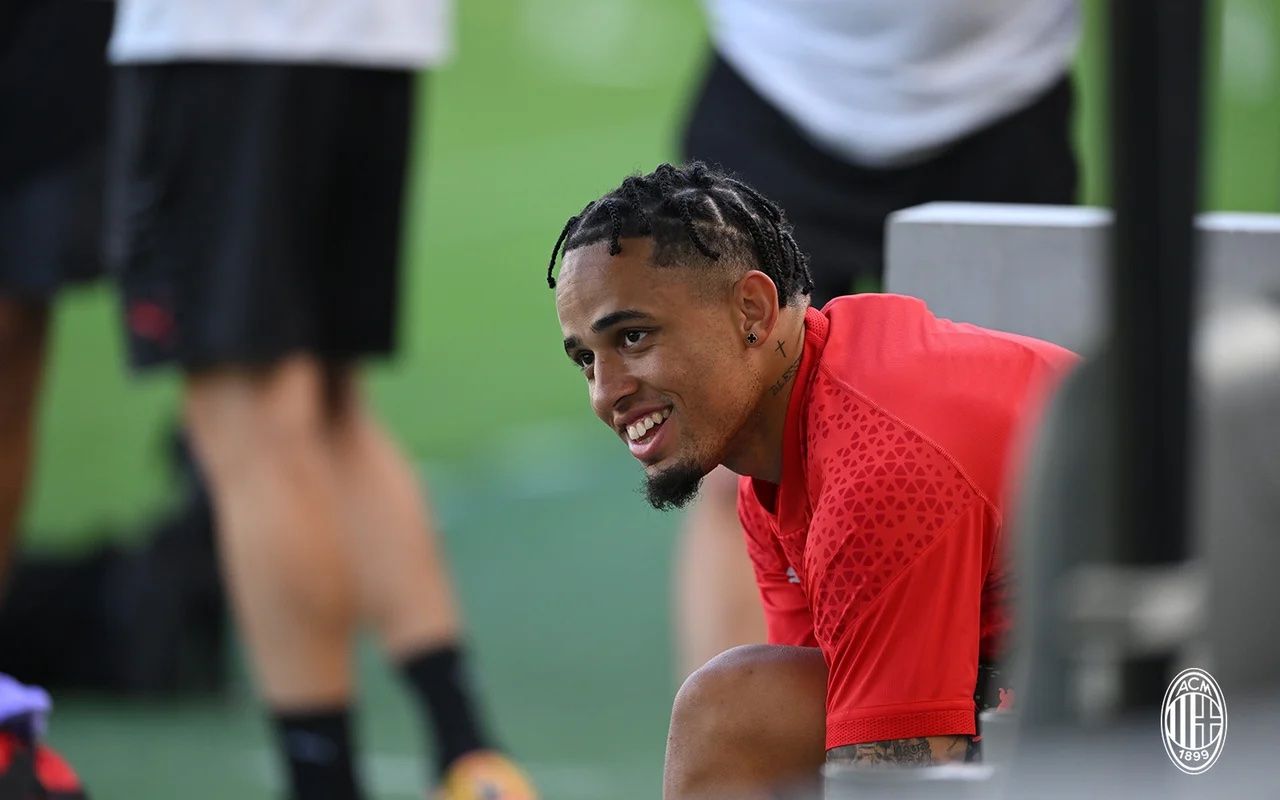 1280x800 Photos: Noah Okafor Has First Training Session With New Milan Team Mates