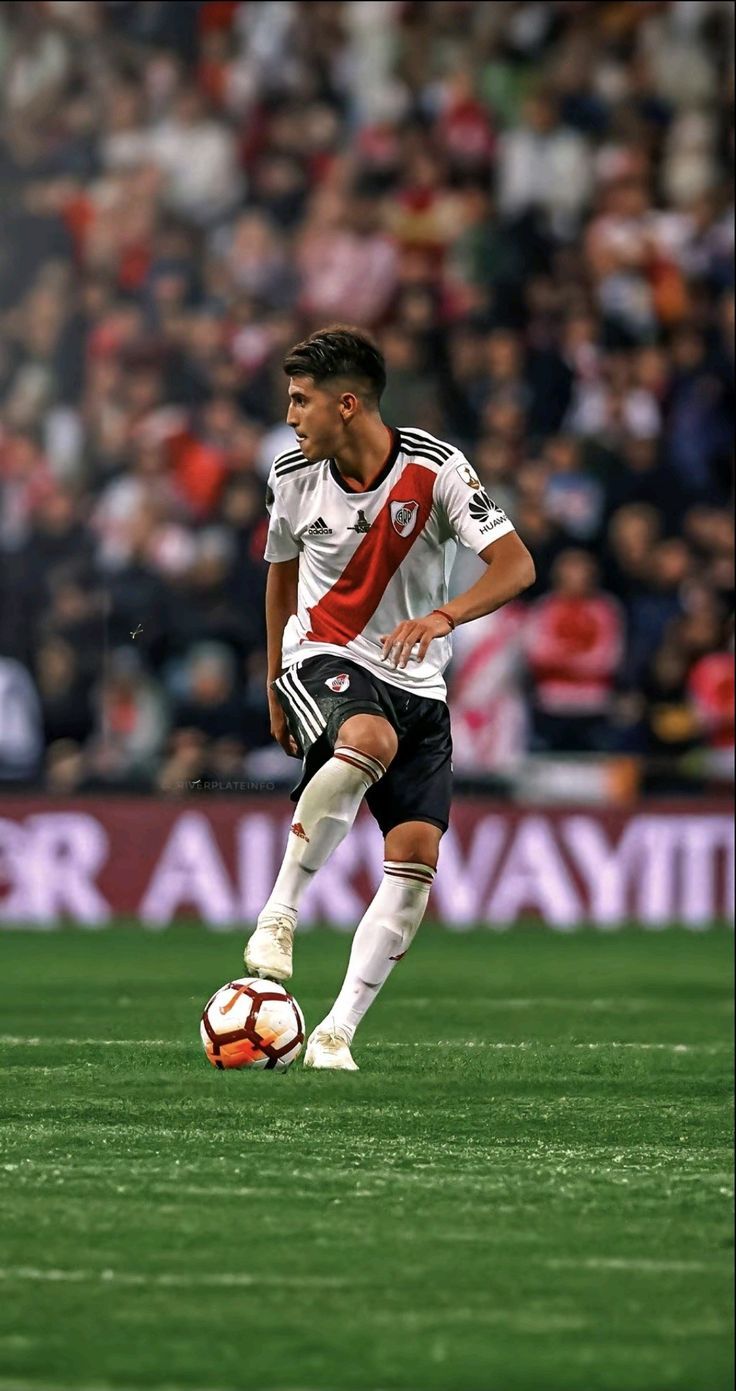 736x1391 Exequiel Palacios