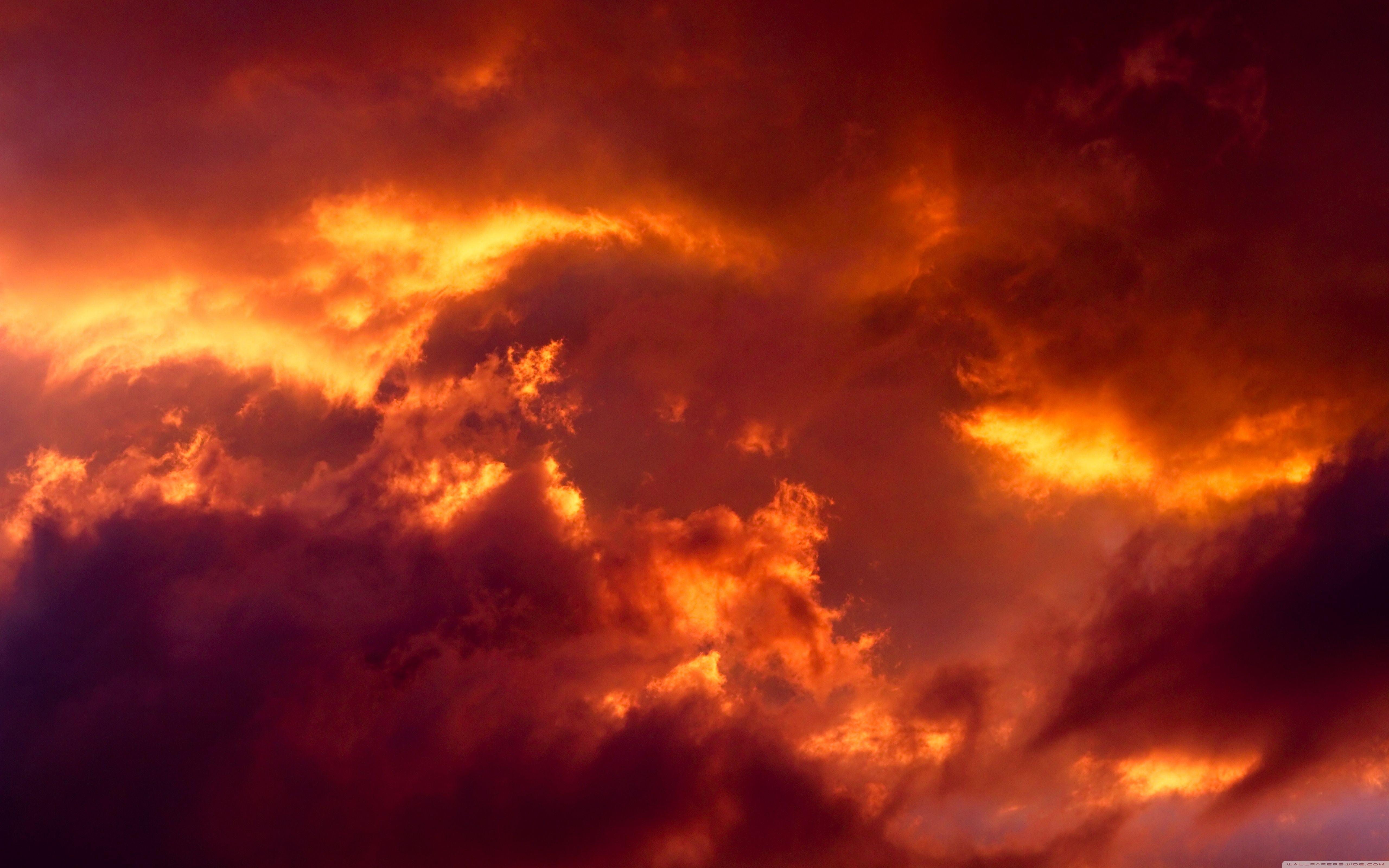 Горит закат. Огненное небо. Красные облака. Красное небо. Огненные облака.