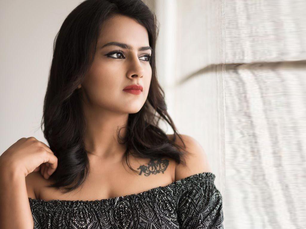 1024x768 Shraddha Srinath Hot Photo And HD Wallpaper.co.in