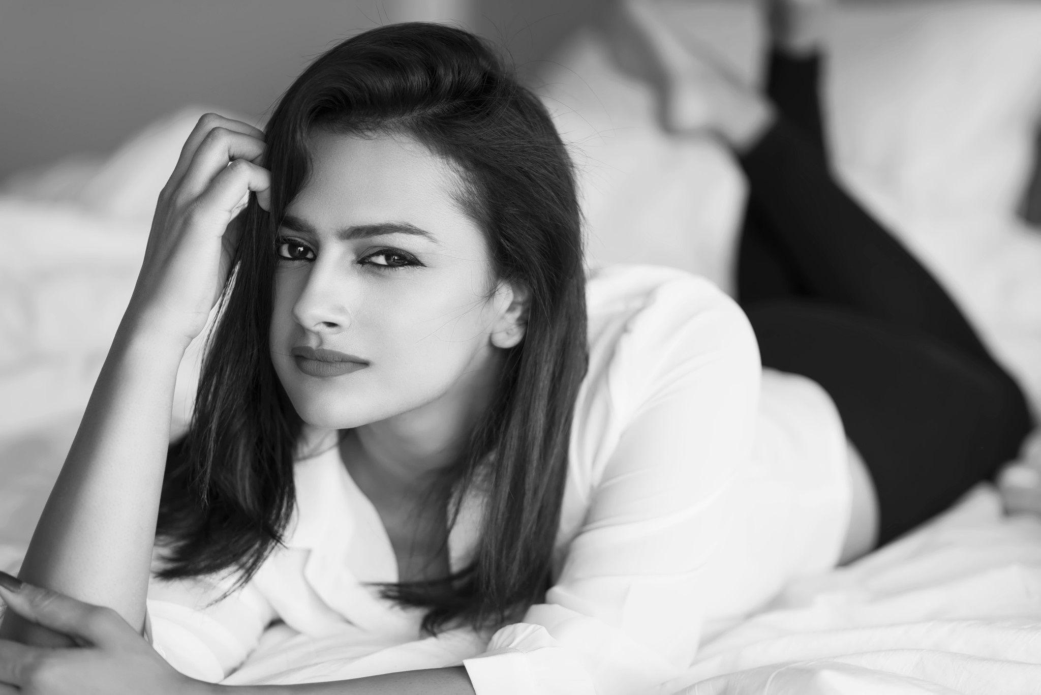 2048x1367 Shraddha Srinath HD Wallpaper