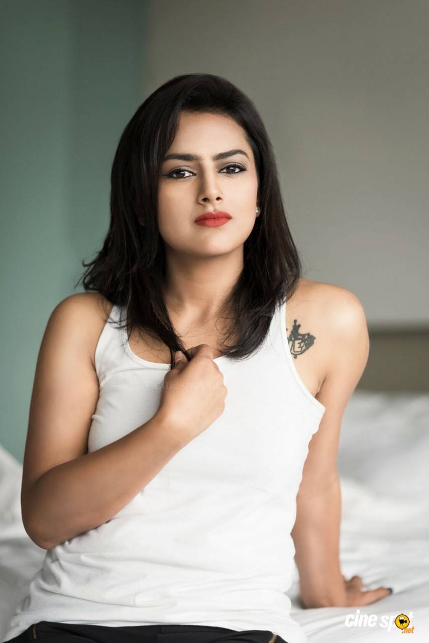 854x1280 Shraddha Srinath wallpaper