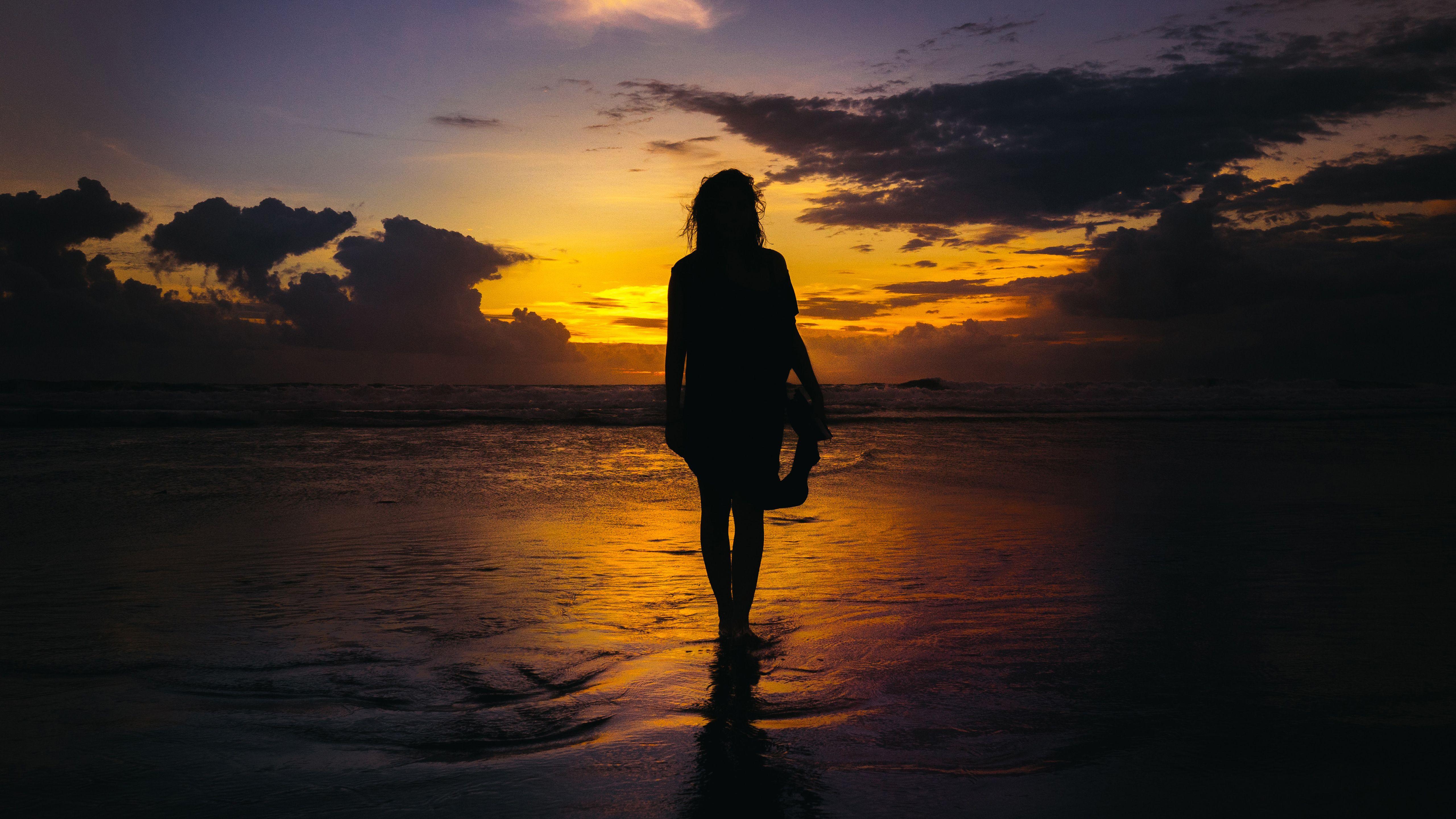 5120x2880 Beach Girl Silhouette 5K Wallpaper