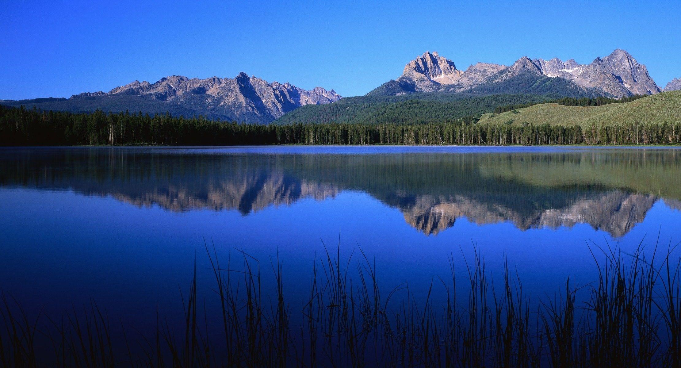 Blue lake. Блу Маунтис горы. Озеро в горах. Природа горы озеро. Синее озеро.