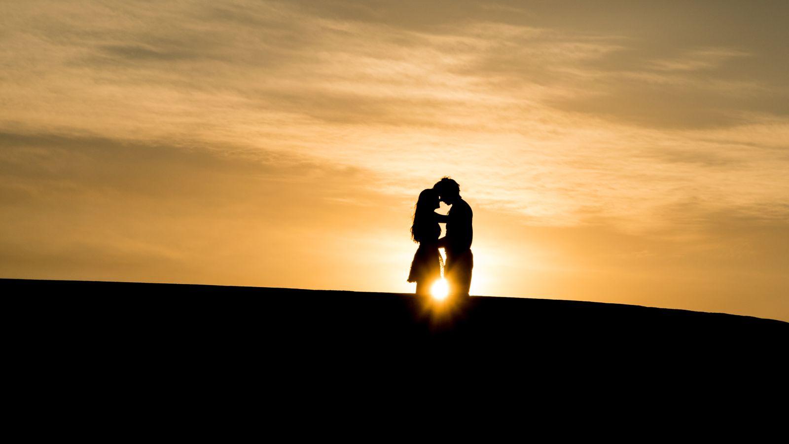 1600x900 Woman Sunset Man Sunrise Dawn Dusk Silhouette Sun Love Couple