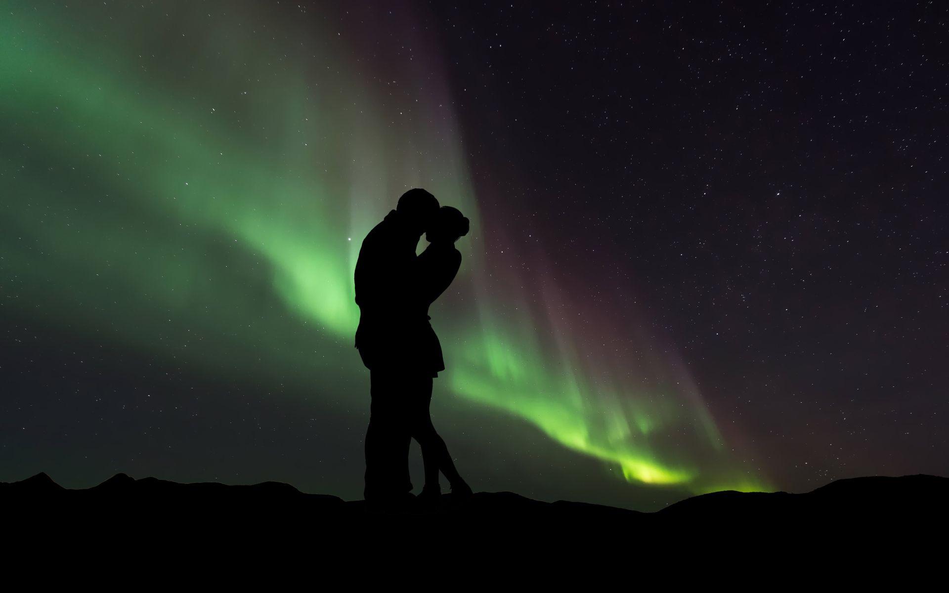 1920x1200 Silhouette of a loving couple on the background of the northern