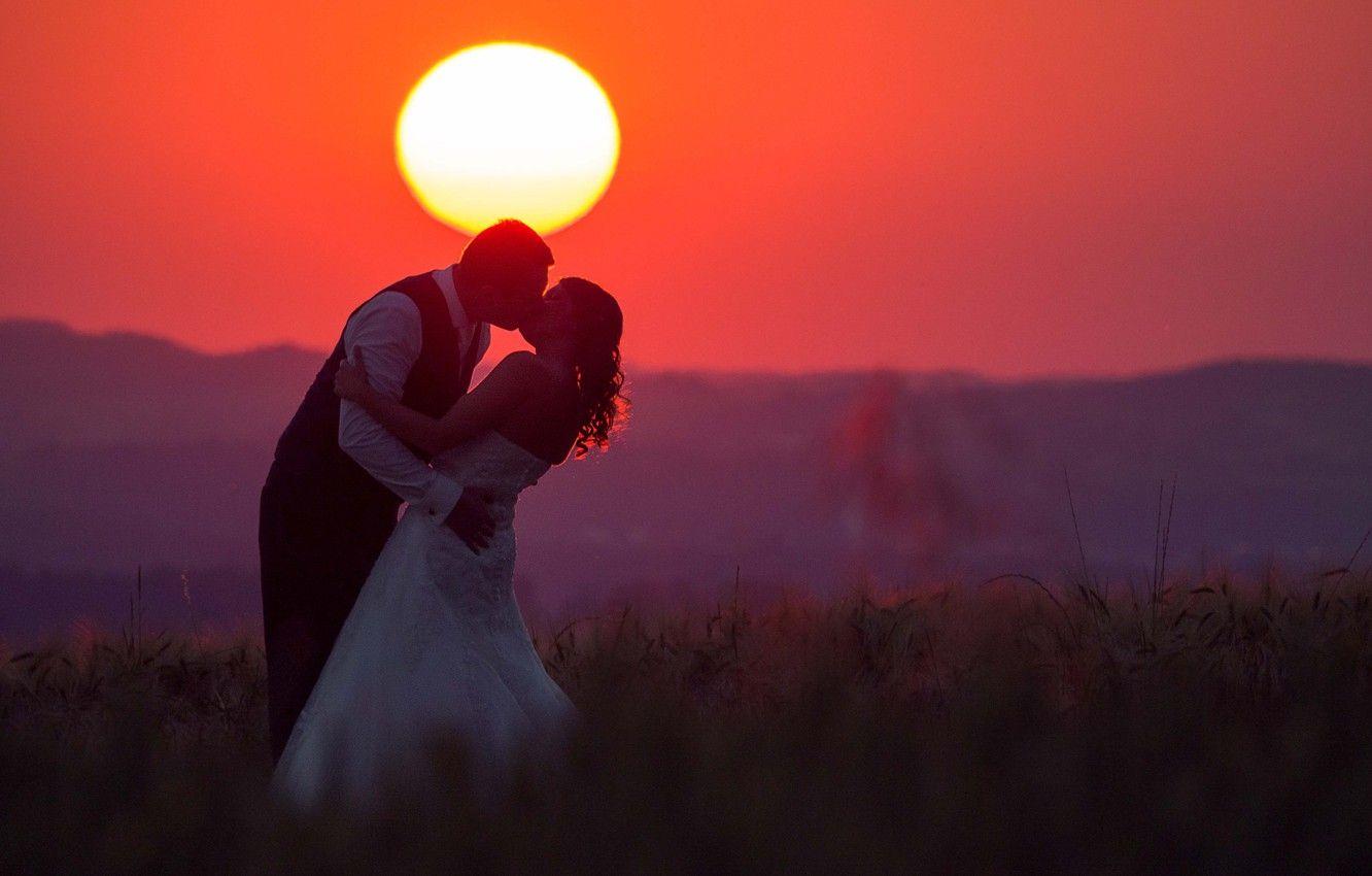 1332x850 Wallpaper love, fireball, twilight, sunset, kiss, hill, couple