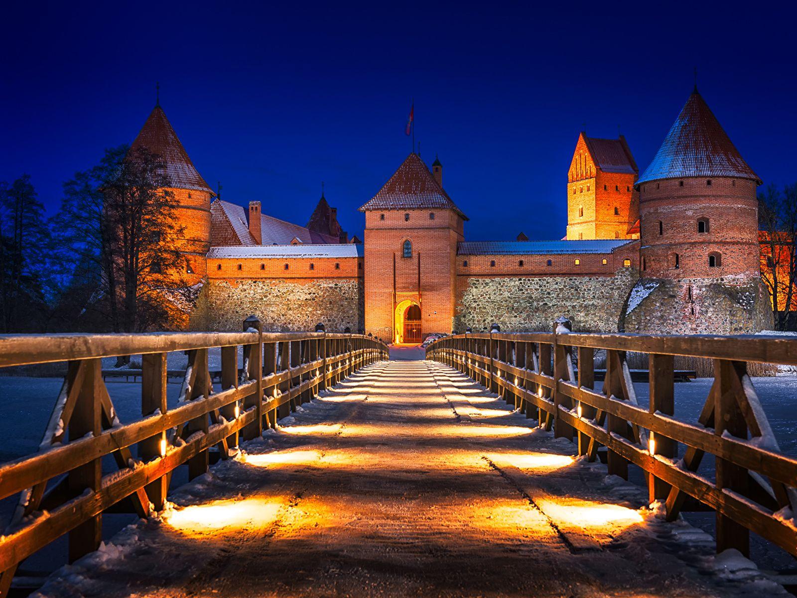 1600x1200 Wallpaper Lithuania Trakai Castle bridge Castles Fence 1600x1200