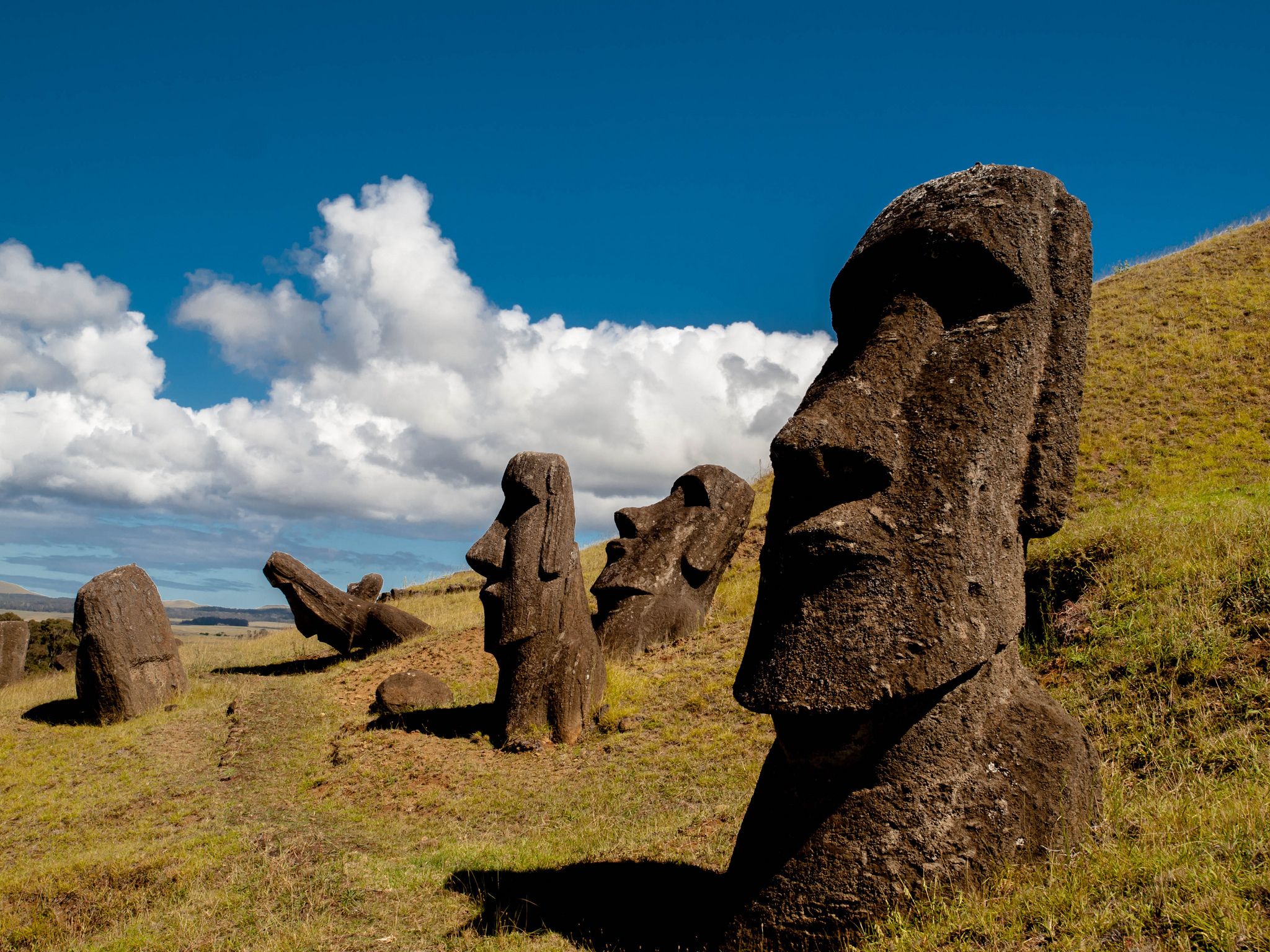2048x1536 Wallpaper the sky, slope, Easter island, statue, Chile, Rapa Nui, moai for mobile and desktop, section пейзажи, resolution 2048x1536
