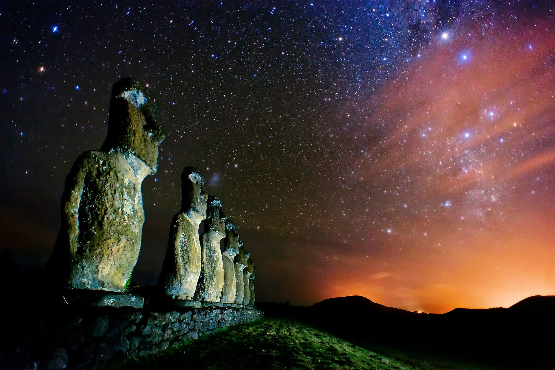 1920x1280 Easter Island Moai Under Chile's Starry Night Sky