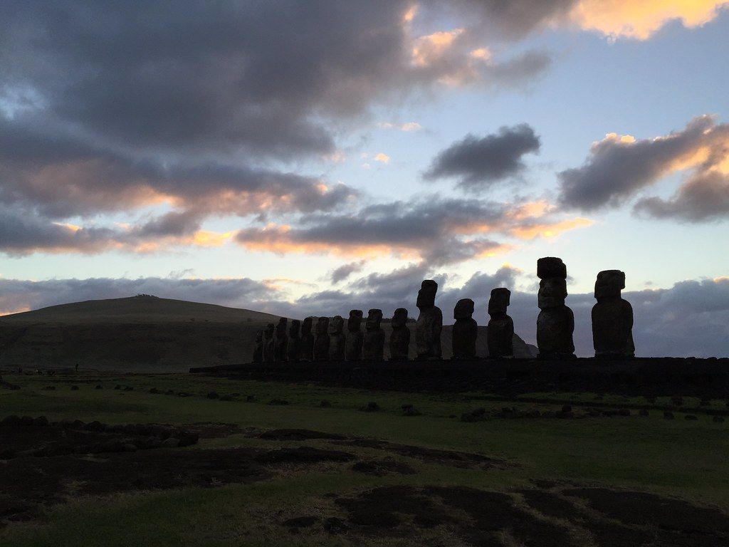 1024x768 The Sunrise at the Ahu Toŋariki, Rapa Nui (Easter Island)