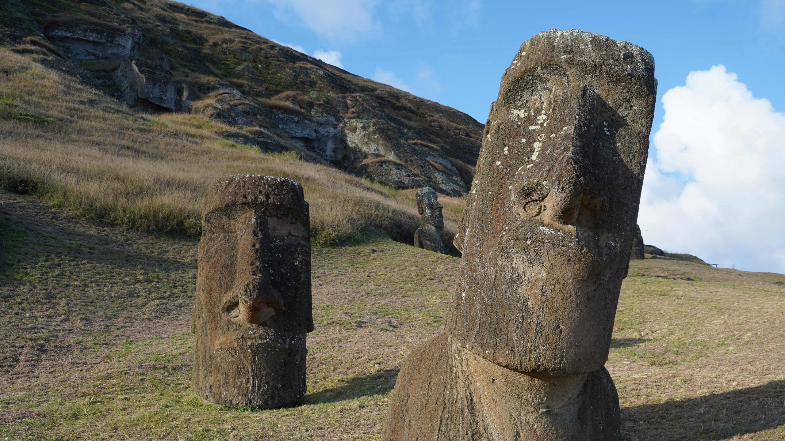 2560x1440 Fire damages some famous moai statues on Easter Island