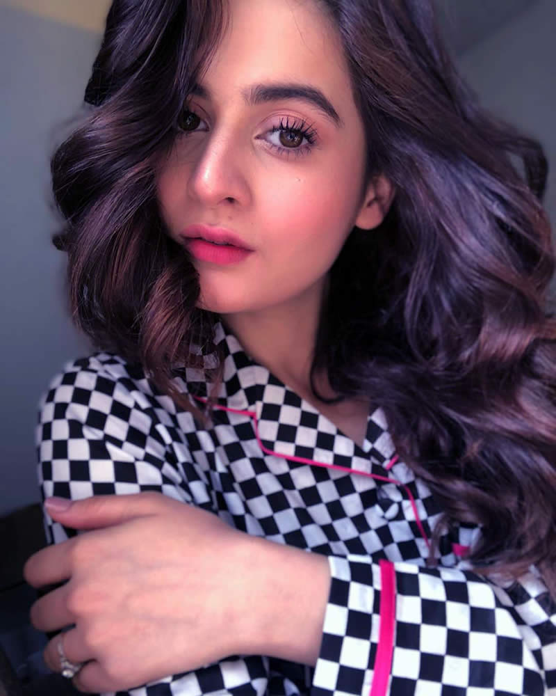 800x1000 Aiman Khan Wallpaper