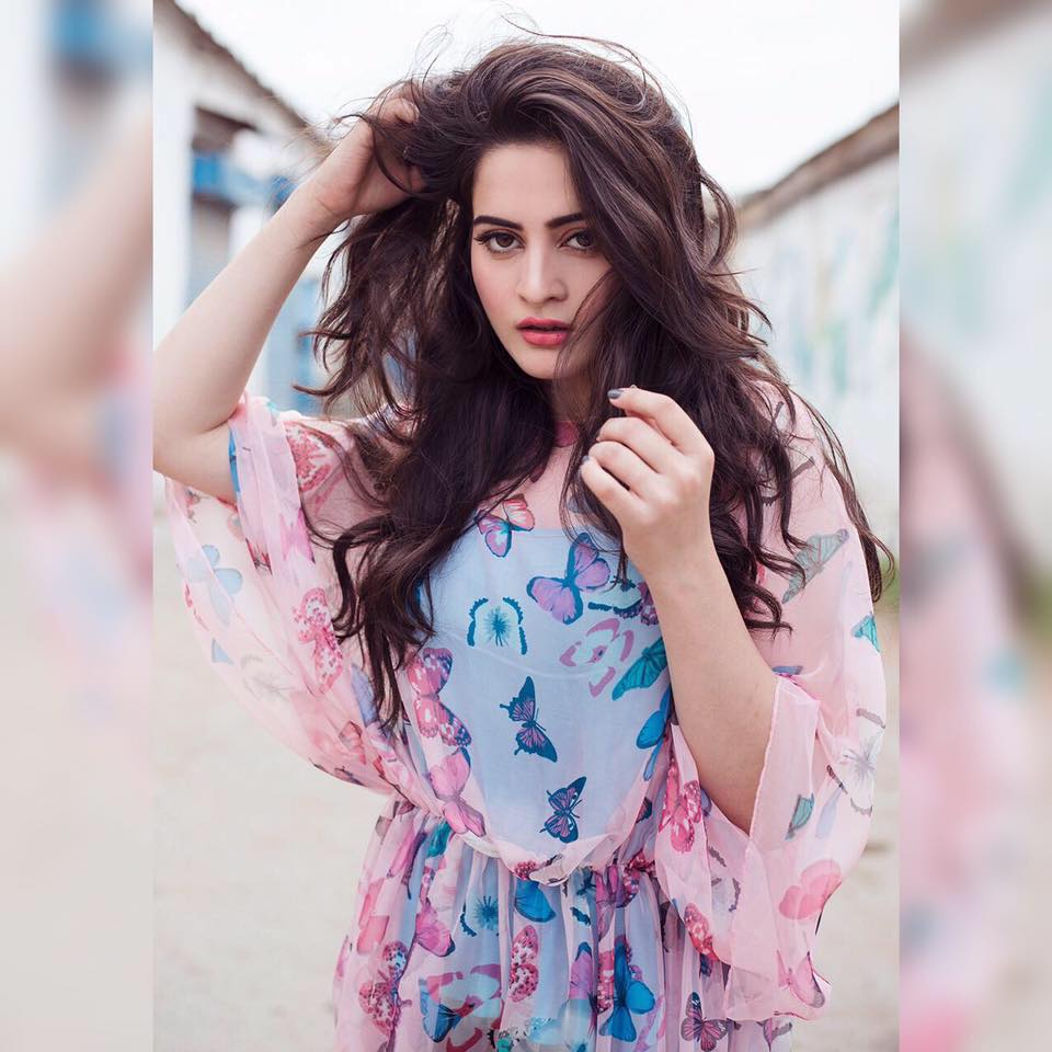 960x960 Aiman Khan Wallpaper