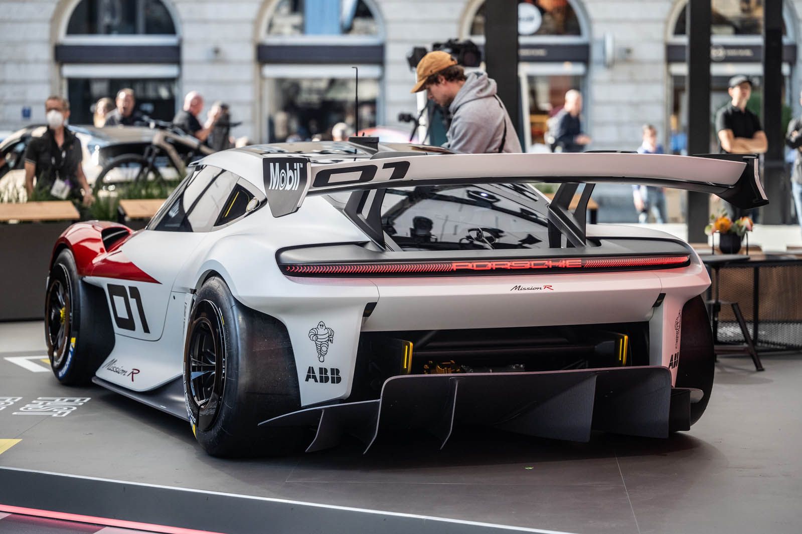 1599x1066 Porsche Mission R concept gives 1073bhp taste of Cayman EV