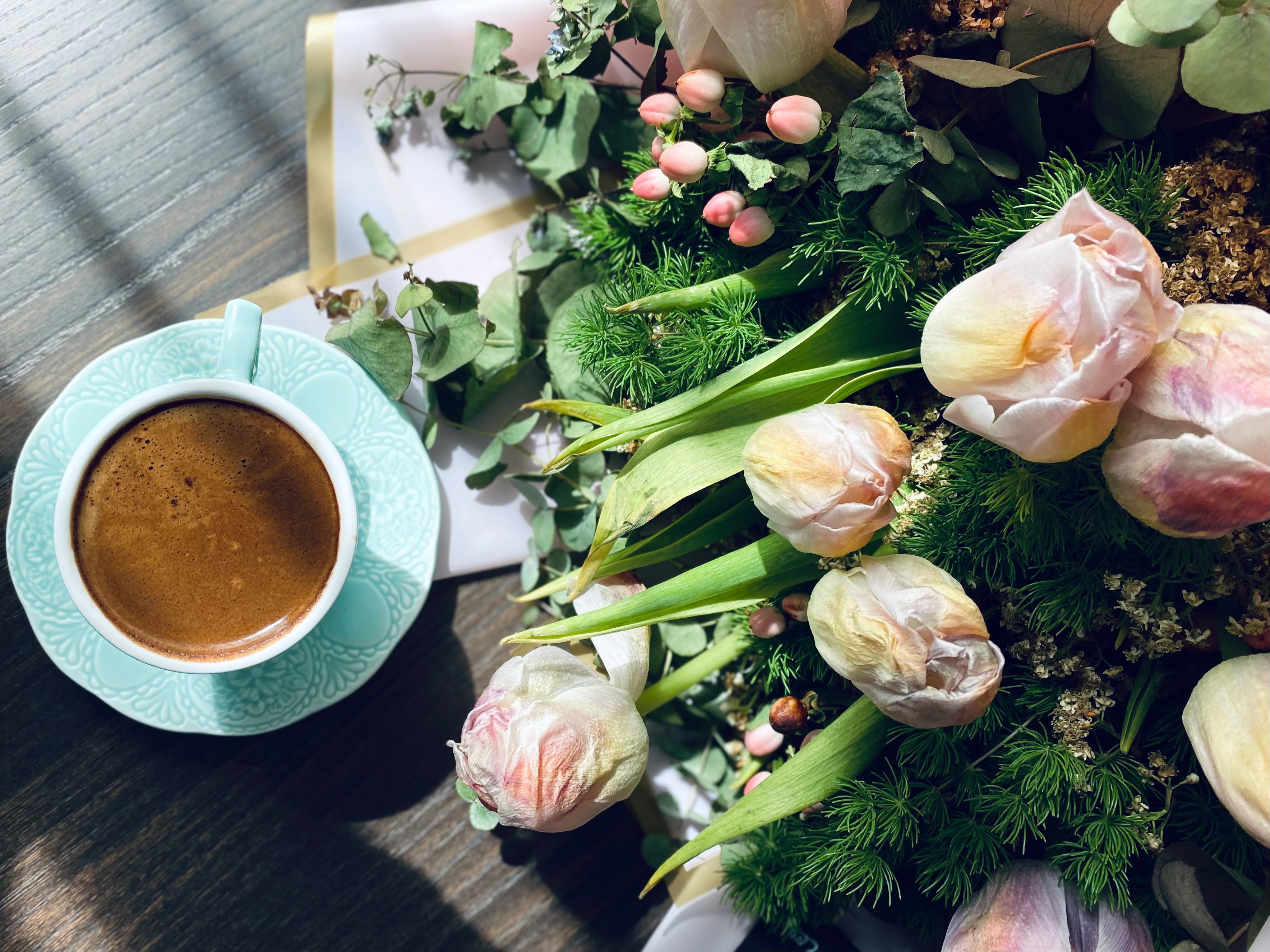 3535x2651 Top View of a Cup of Coffee and a Bunch of Flowers · Free