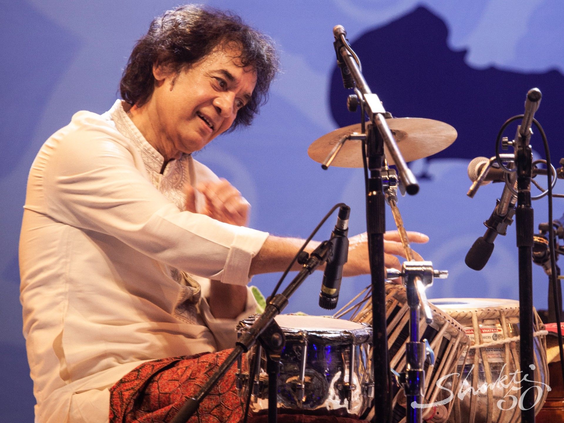 1920x1440 Tabla virtuoso Zakir Hussain explores the fusion of jazz and Indian classical music