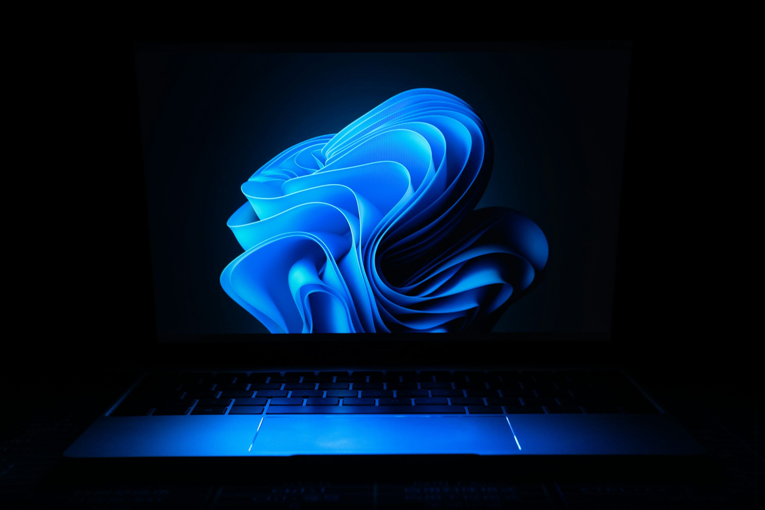 3000x2000 A macbook air laptop in the dark photo