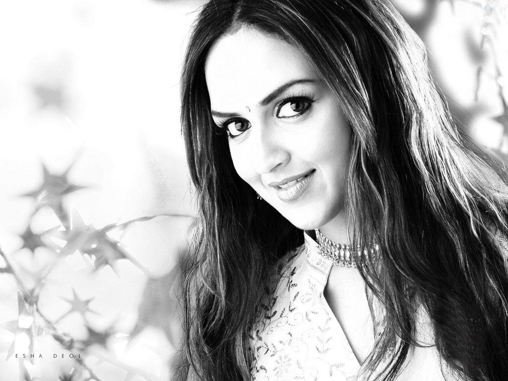 1024x768 Esha Deol wallpaper - (1024x768) :