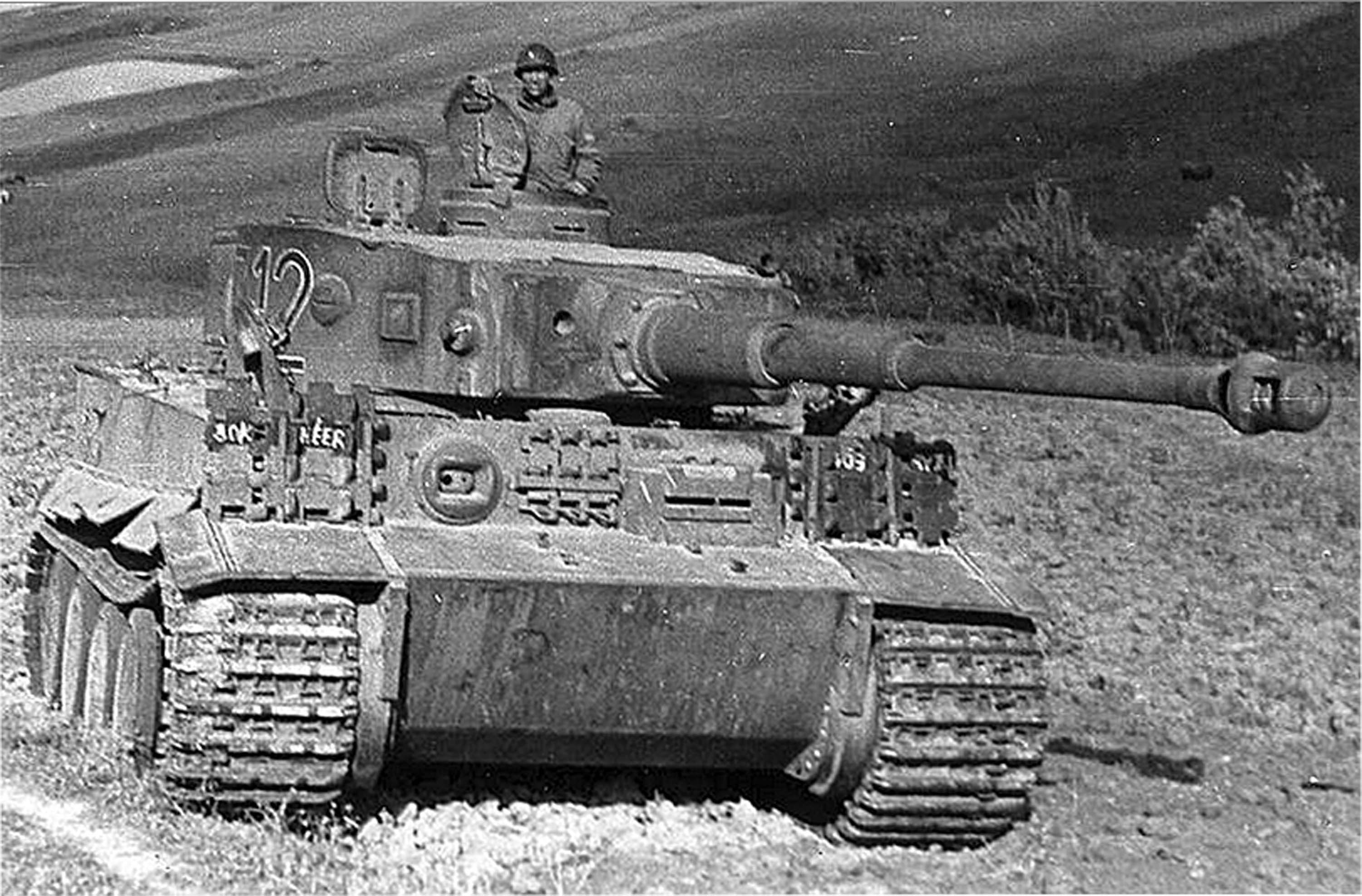 3000x1975 Người lính Mỹ trong chiếc xe tăng Hổ Đức bị bắt Hình nền HD