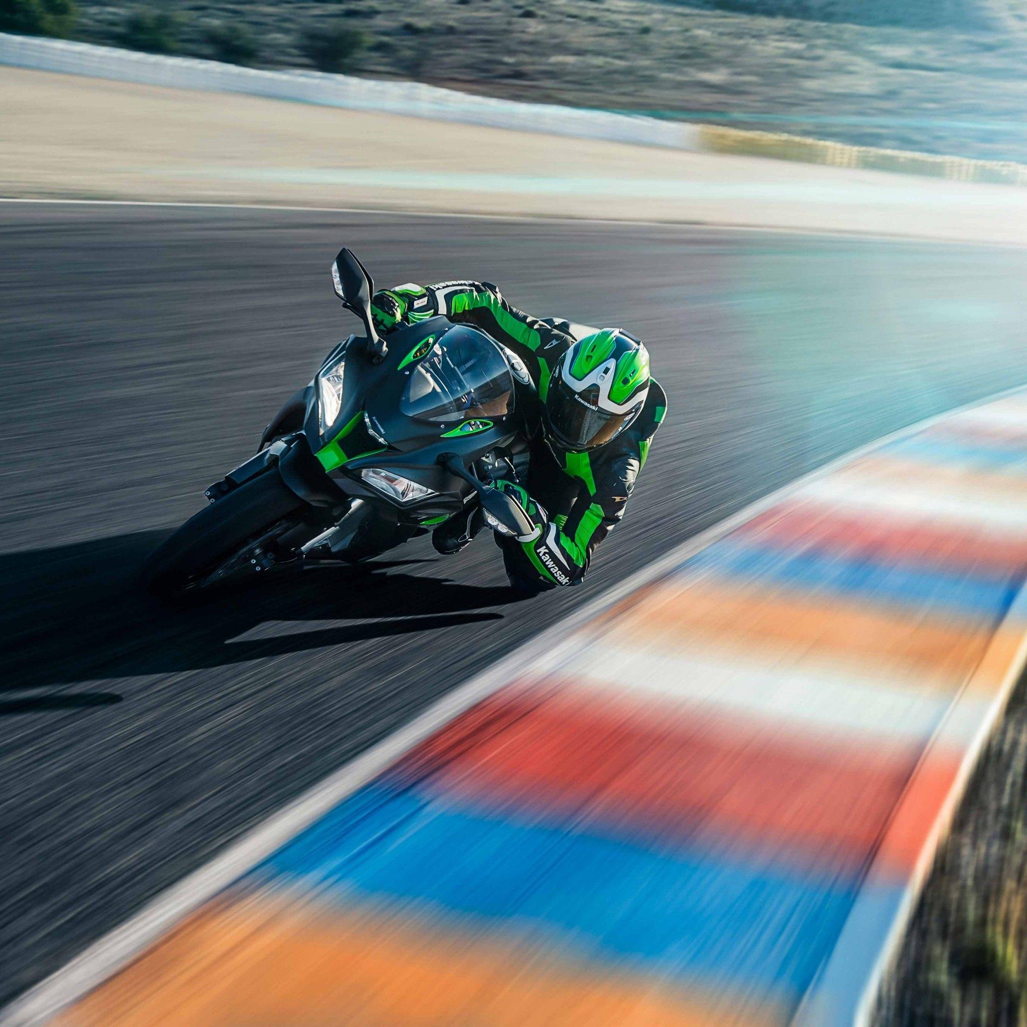 2048x2048 Kawasaki Ninja ZX 10R Wallpaper
