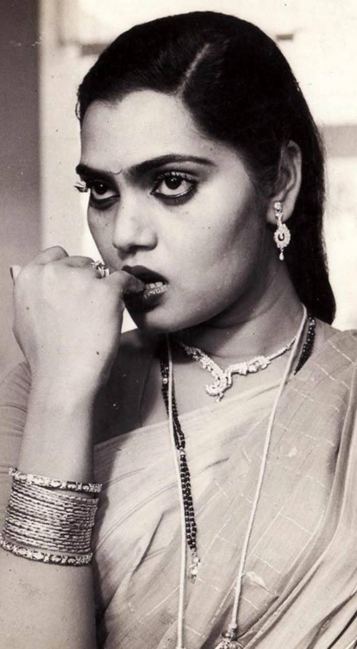 705x1280 Silk Smitha Wallpaper