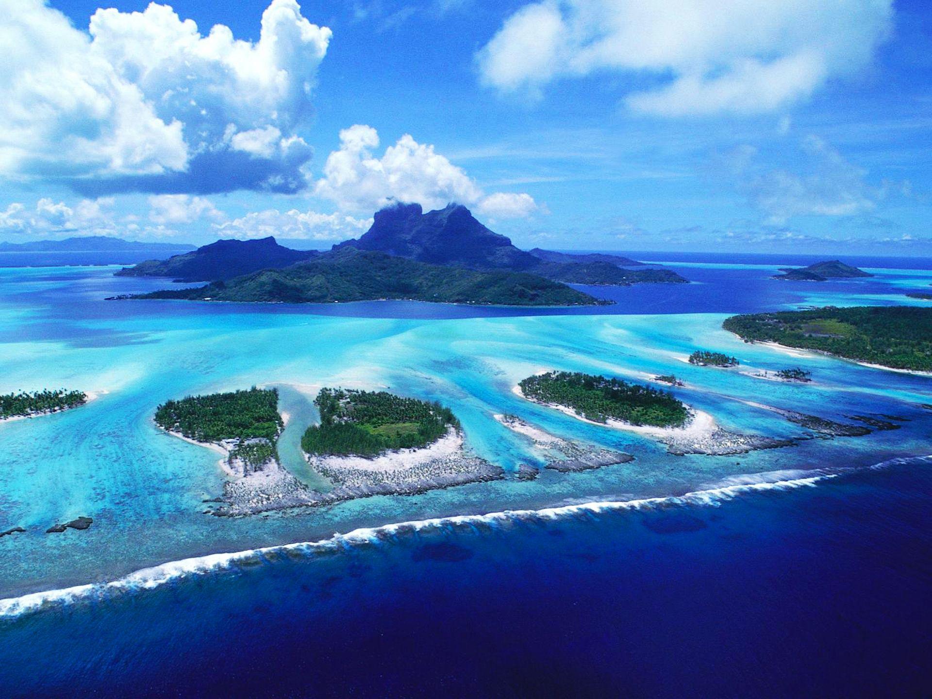 1920x1440 Awesome look on reefs of Bora Bora beach wallpaper