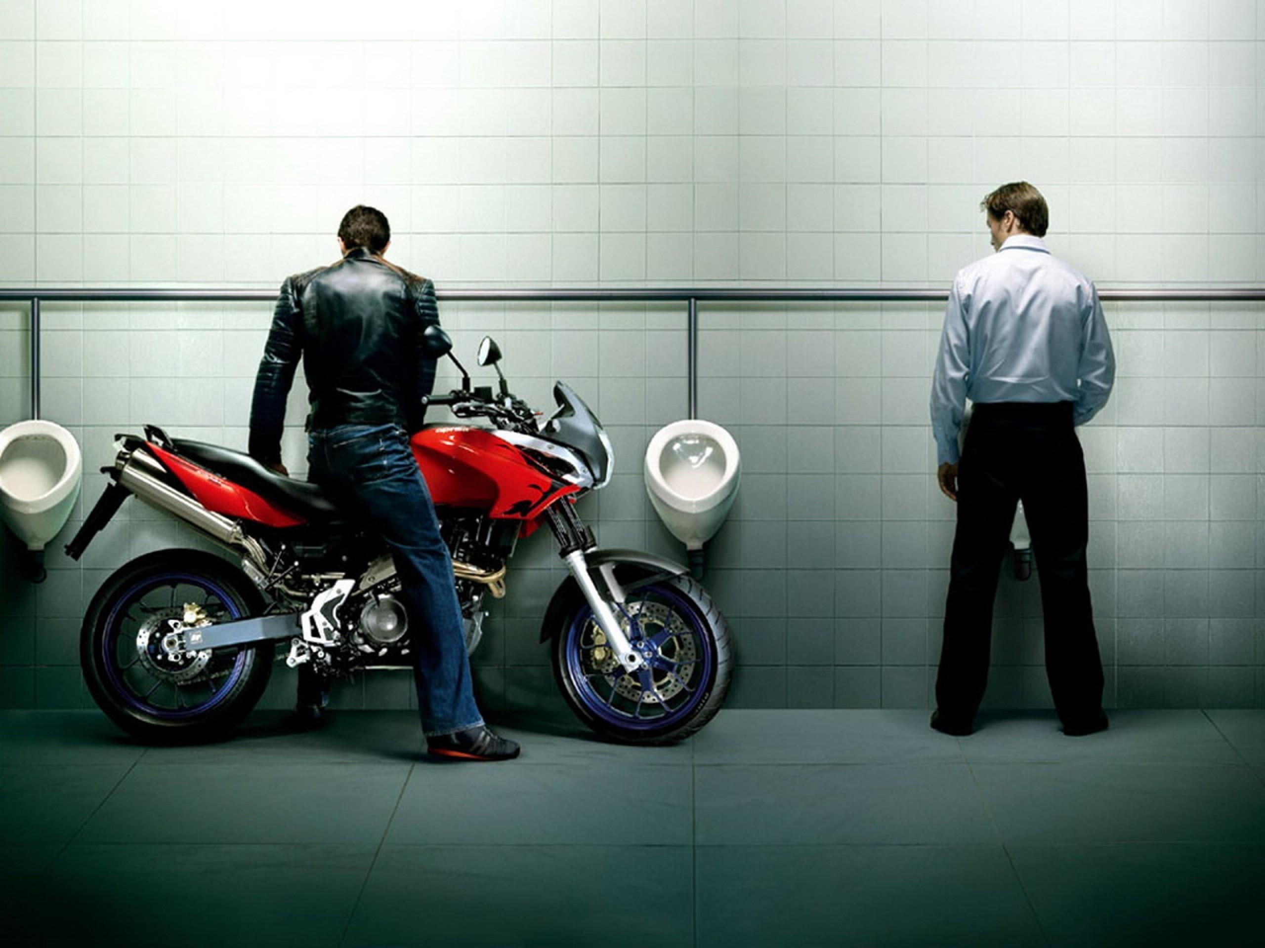 Мужчина в люльке. Креативные мотоциклы. Реклама мотоциклов. Креативная реклама мотоциклов. Смешные мотоциклы.