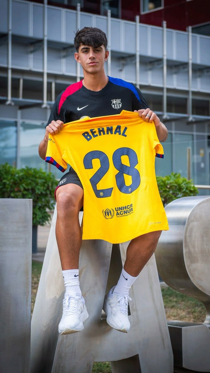 736x1308 Marc Bernal