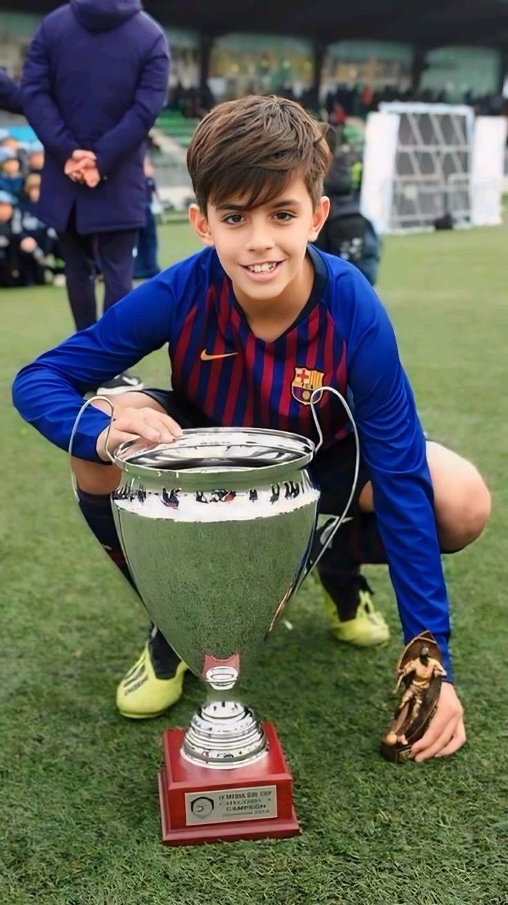 736x1309 Marc Bernal