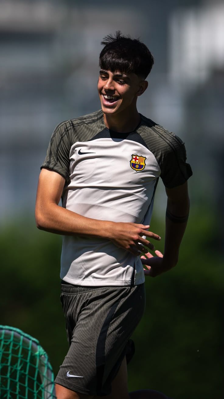 736x1308 Marc Bernal