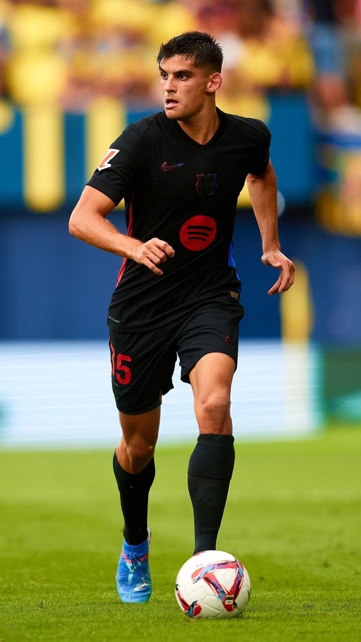 736x1308 Gerard Martin