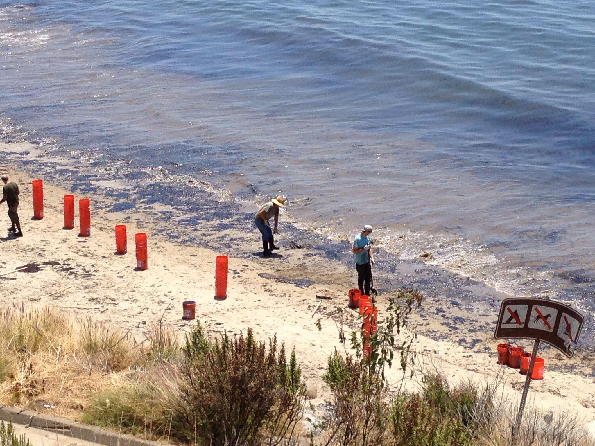 2048x1536 Santa Barbara oil spill stains beaches
