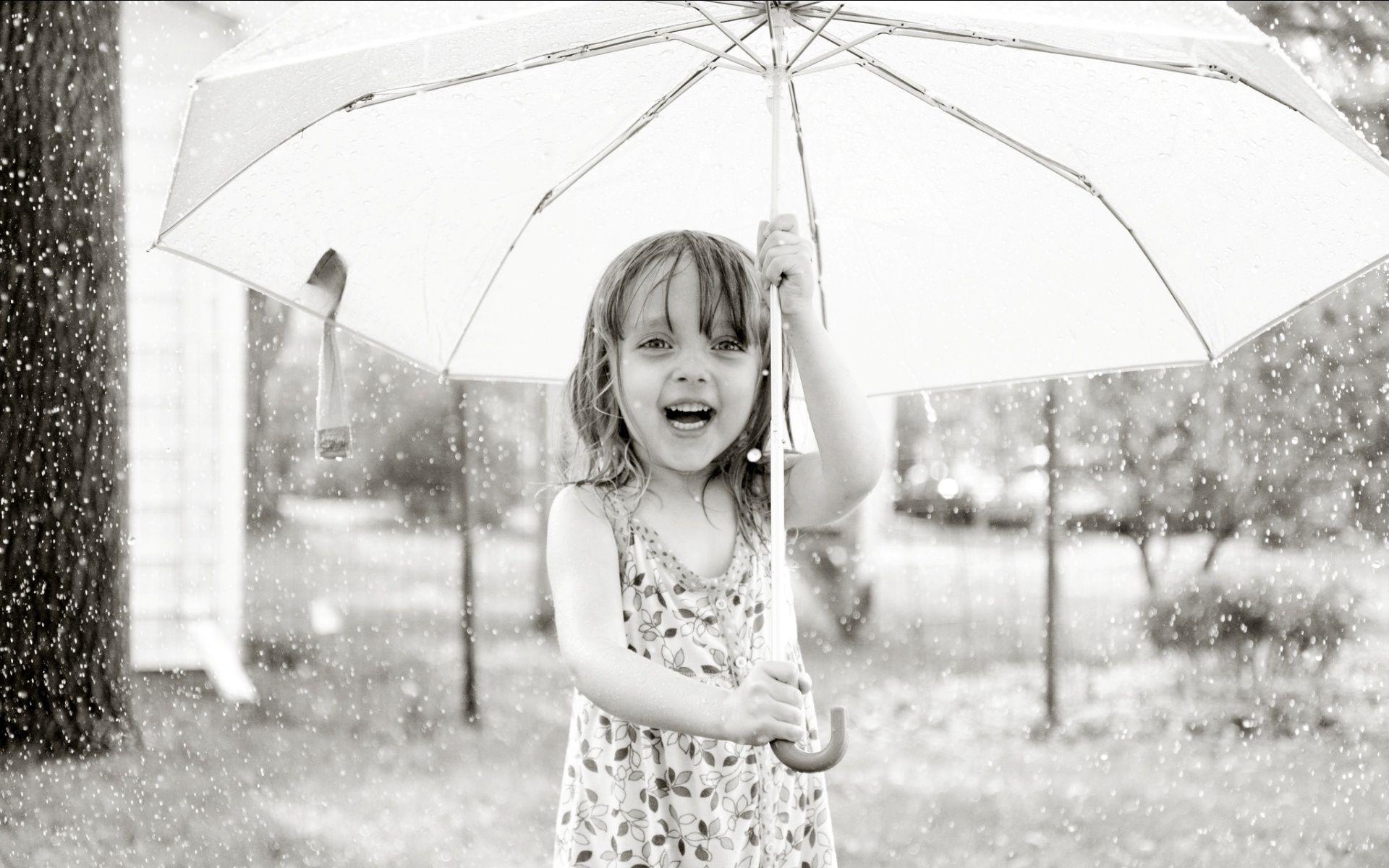 Вредный дождик. Девочка с зонтиком. Дети дождя. Летний дождик дети. Дети под зонтом.