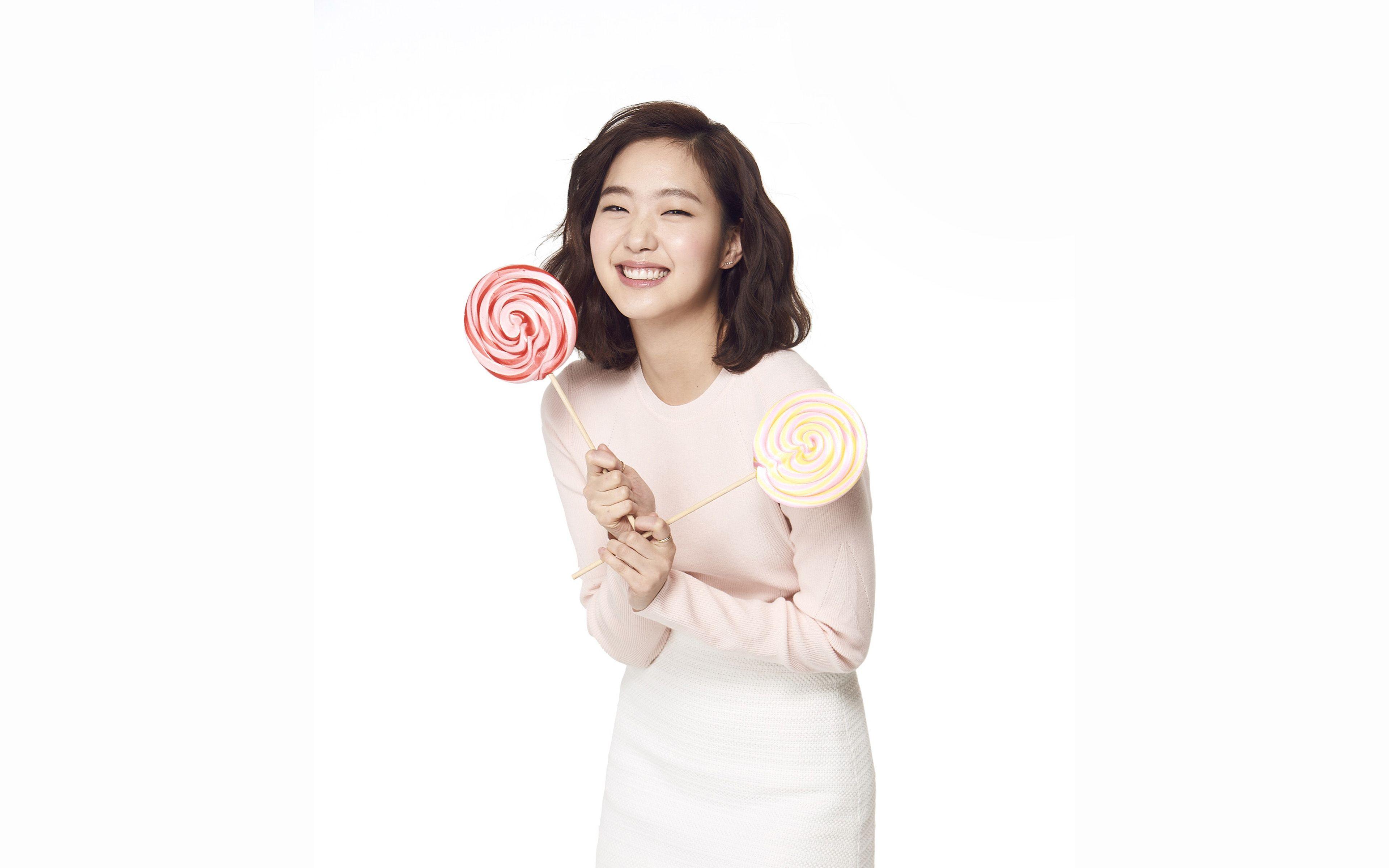 3840x2400 Kpop Girl White Candy Wallpaper