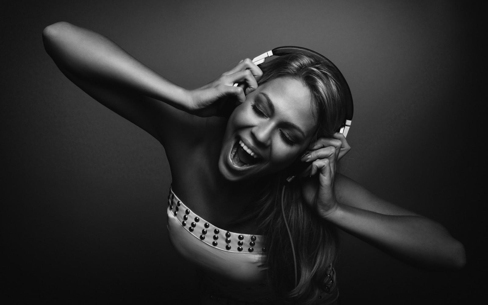 1600x1000 Headphones Music Girl HD Wallpaper Desktop Background