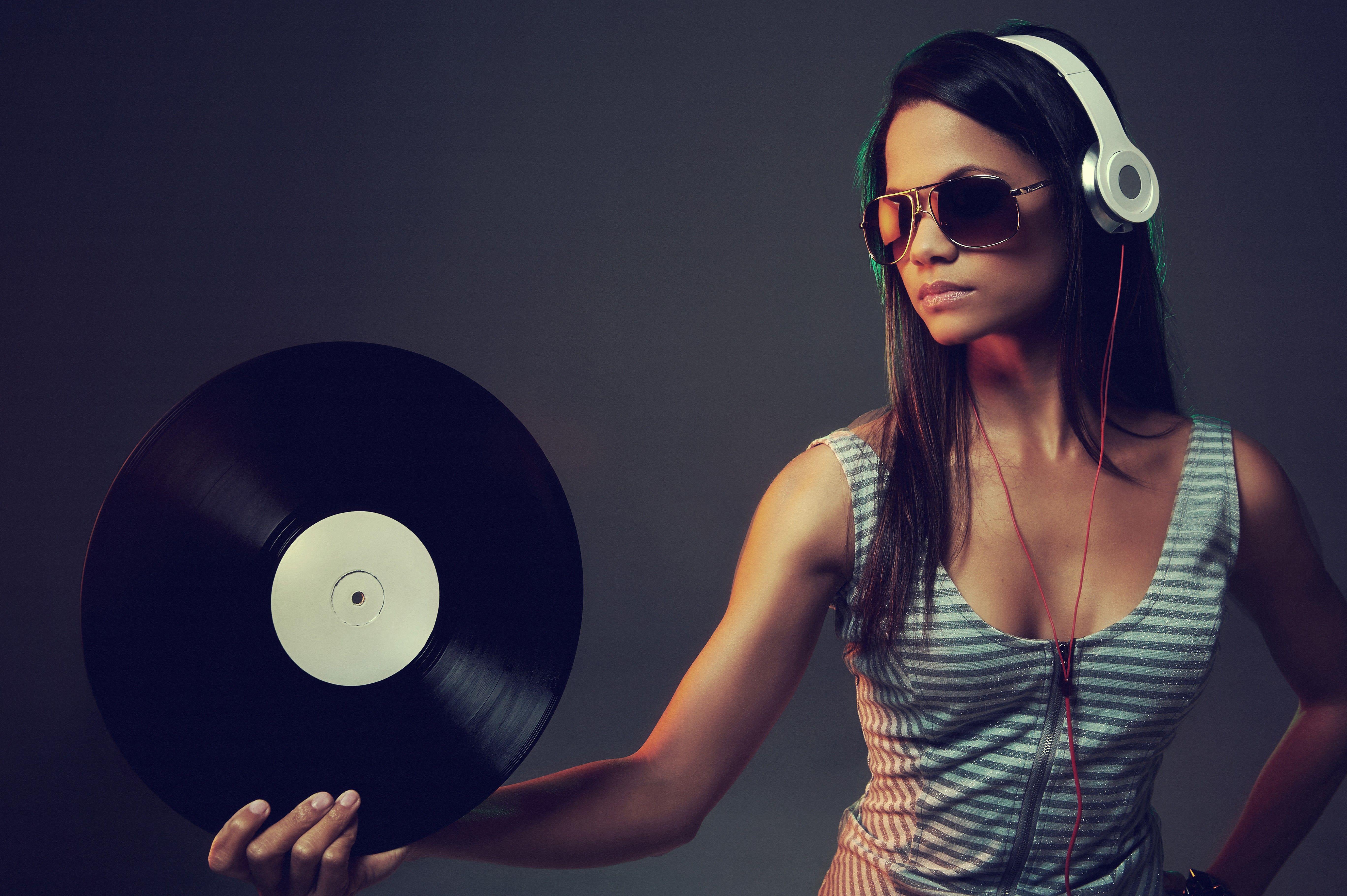 5472x3641 Wallpaper download girl, music, glasses, headphones, model