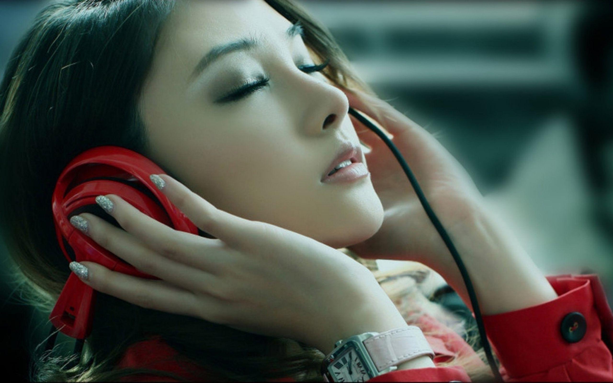 2560x1600 Music Girl Wallpaper
