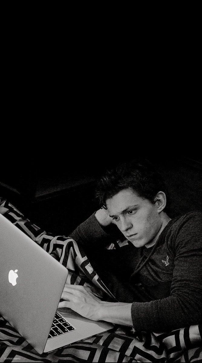 668x1200 Tom Holland iPhone Tumblr Wallpaper