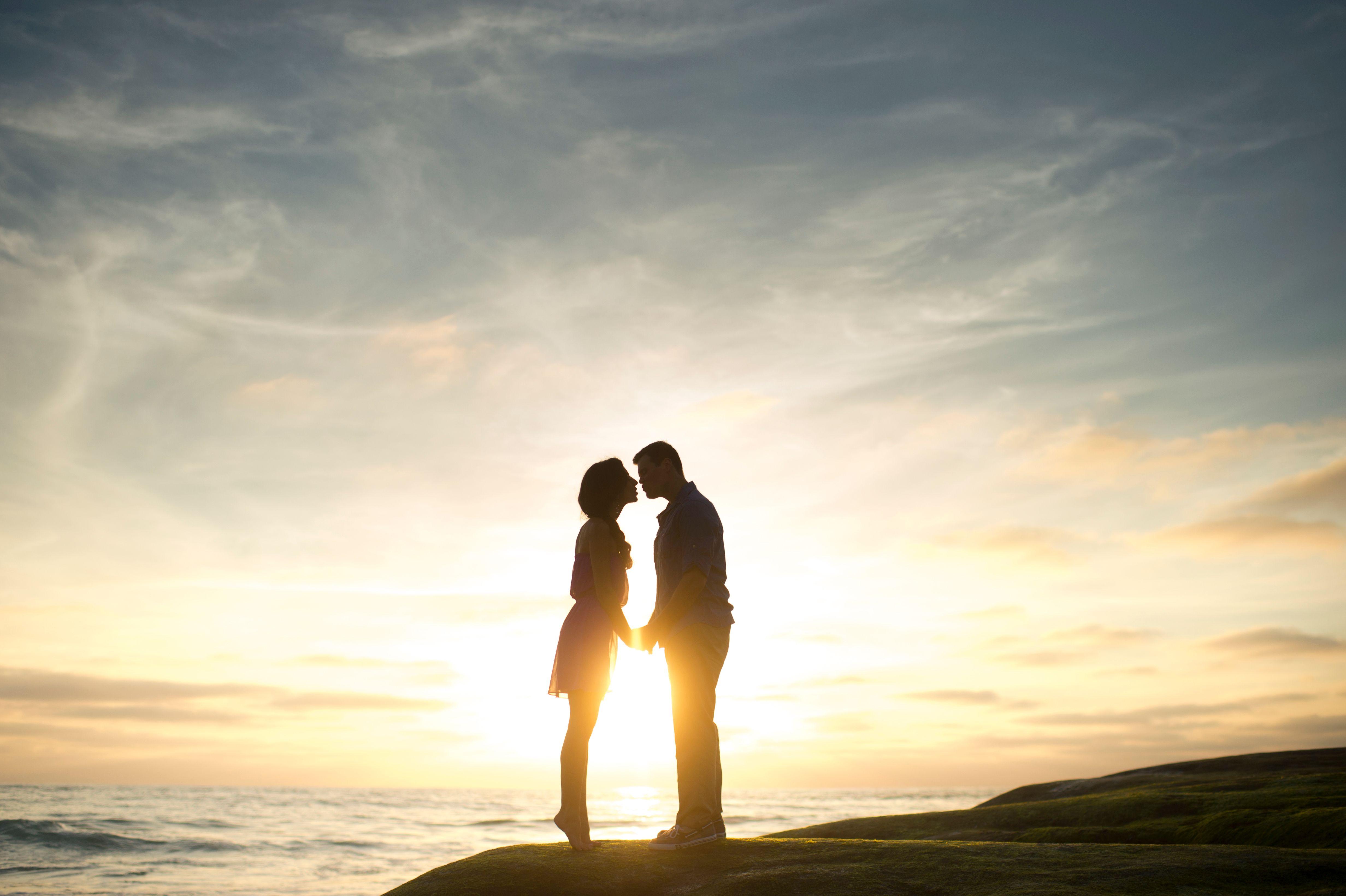 4928x3280 Download wallpaper 4928x3280 couple, love, romance, sunset, sea