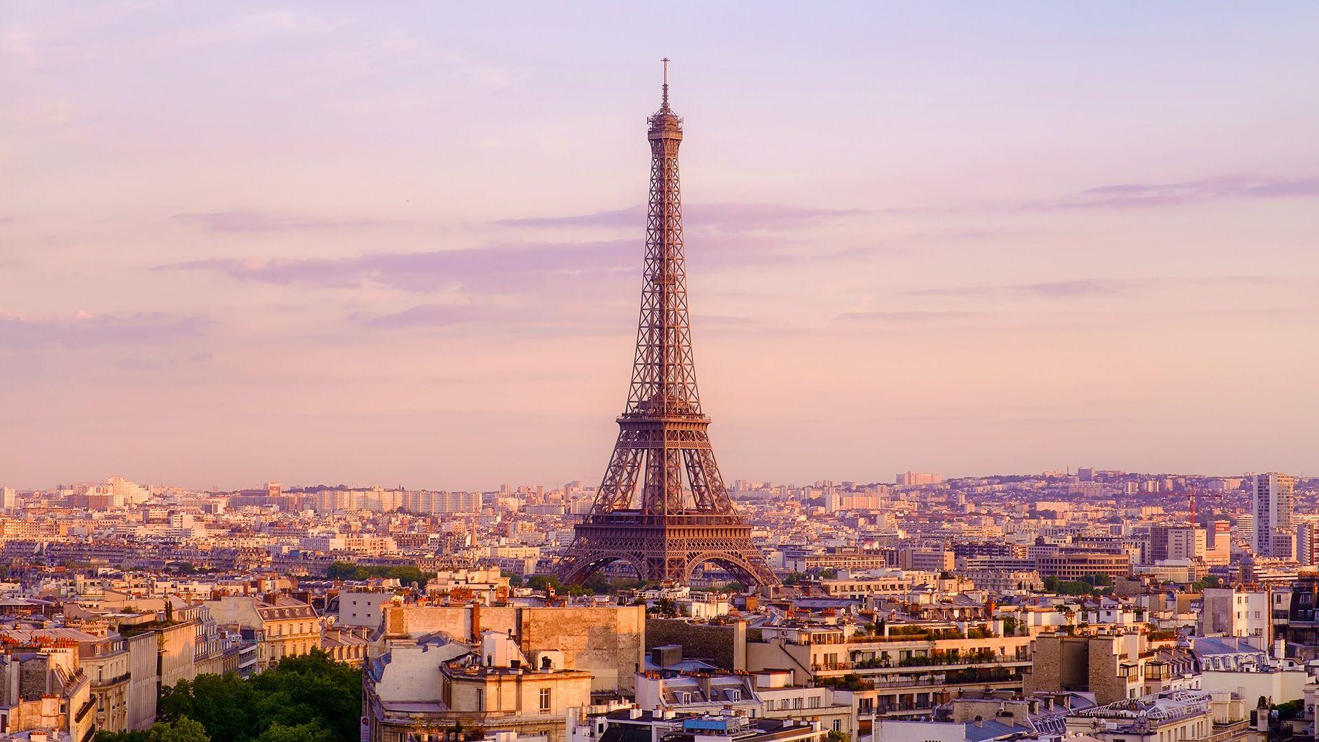 1920x1080 Tháp ở Paris cao bao nhiêu?