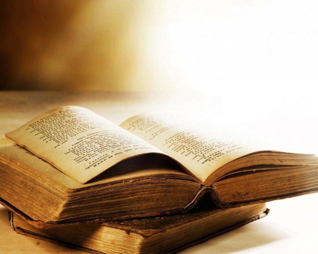 1020x816 Old Books Wallpaper