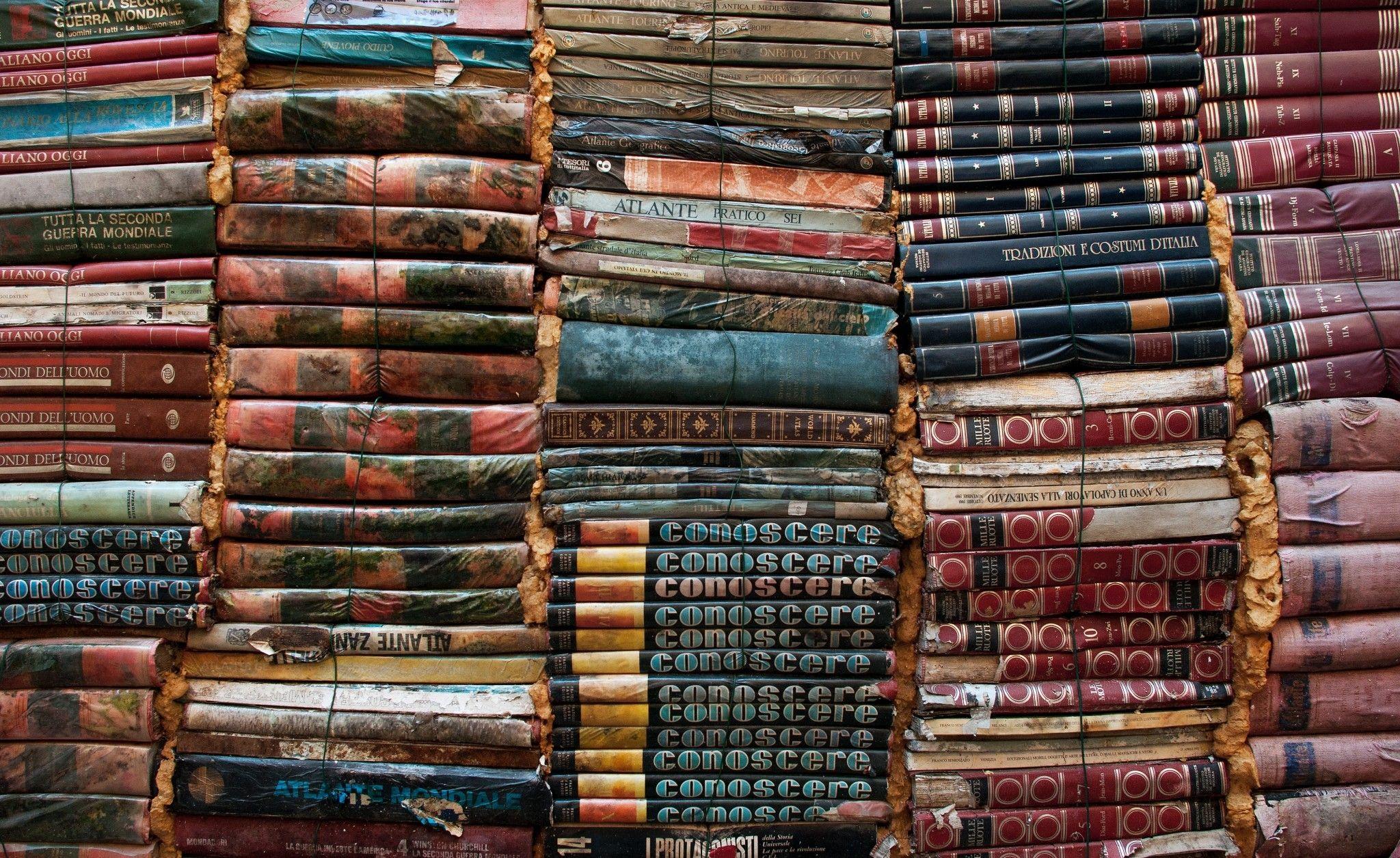 2048x1255 Download 2048x1255 Old Books, Library Wallpaper
