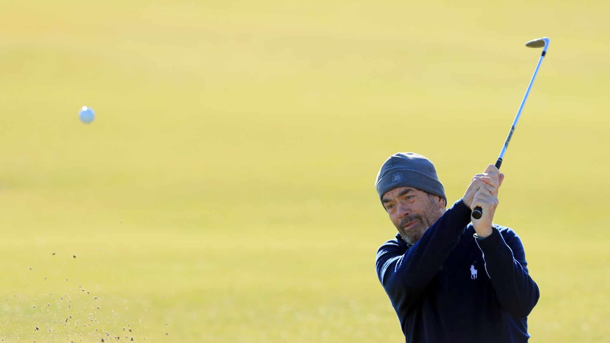 2048x1152 Veteran Rocker Huey Lewis Shows The Professionals How It's Done As He Holes A Sublime Bunker Escape On Day One Of The AT&T Pebble Beach Pro Am