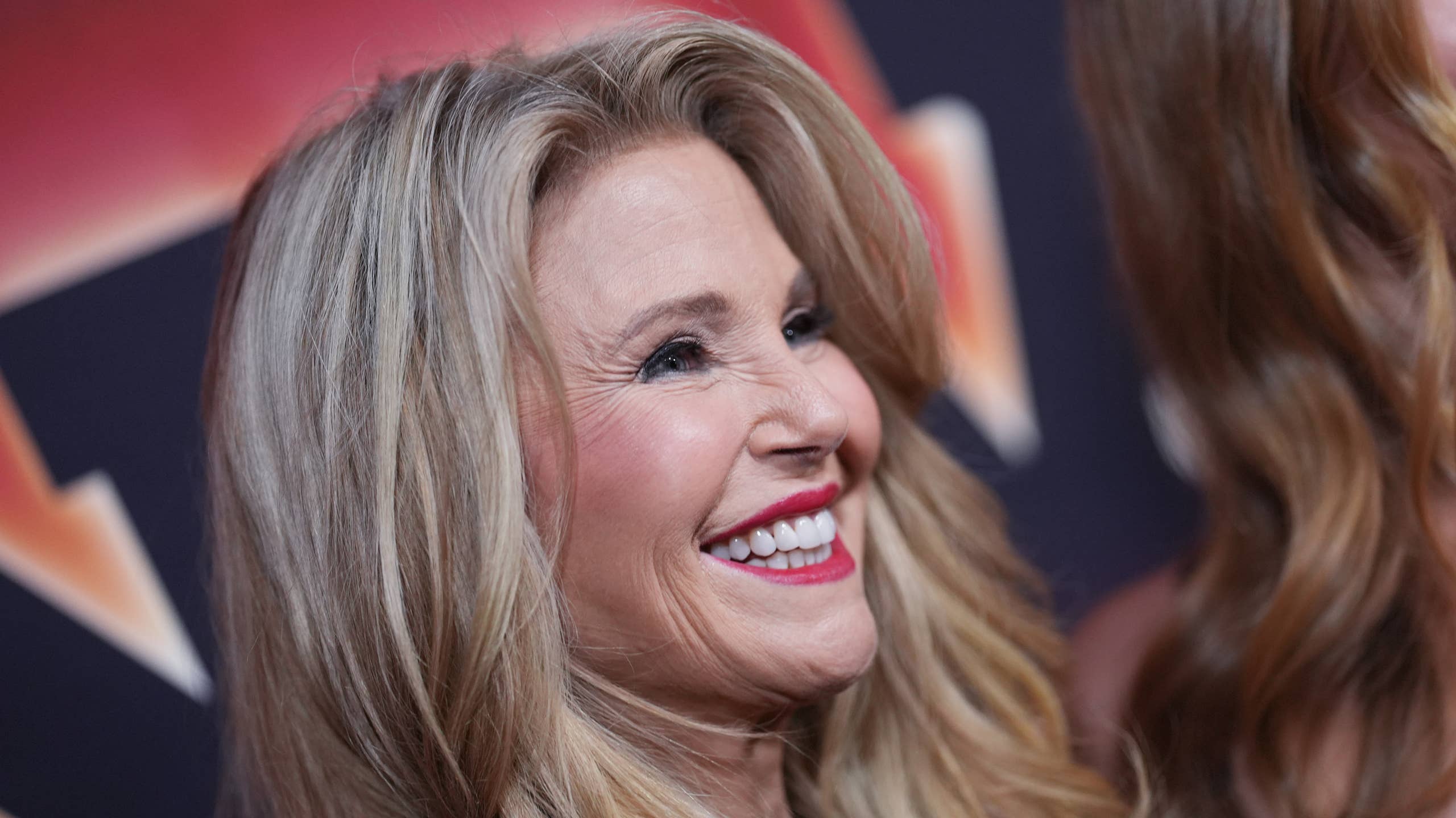 2560x1440 Christie Brinkley, Rocks Overalls in Amazing Spring Garden
