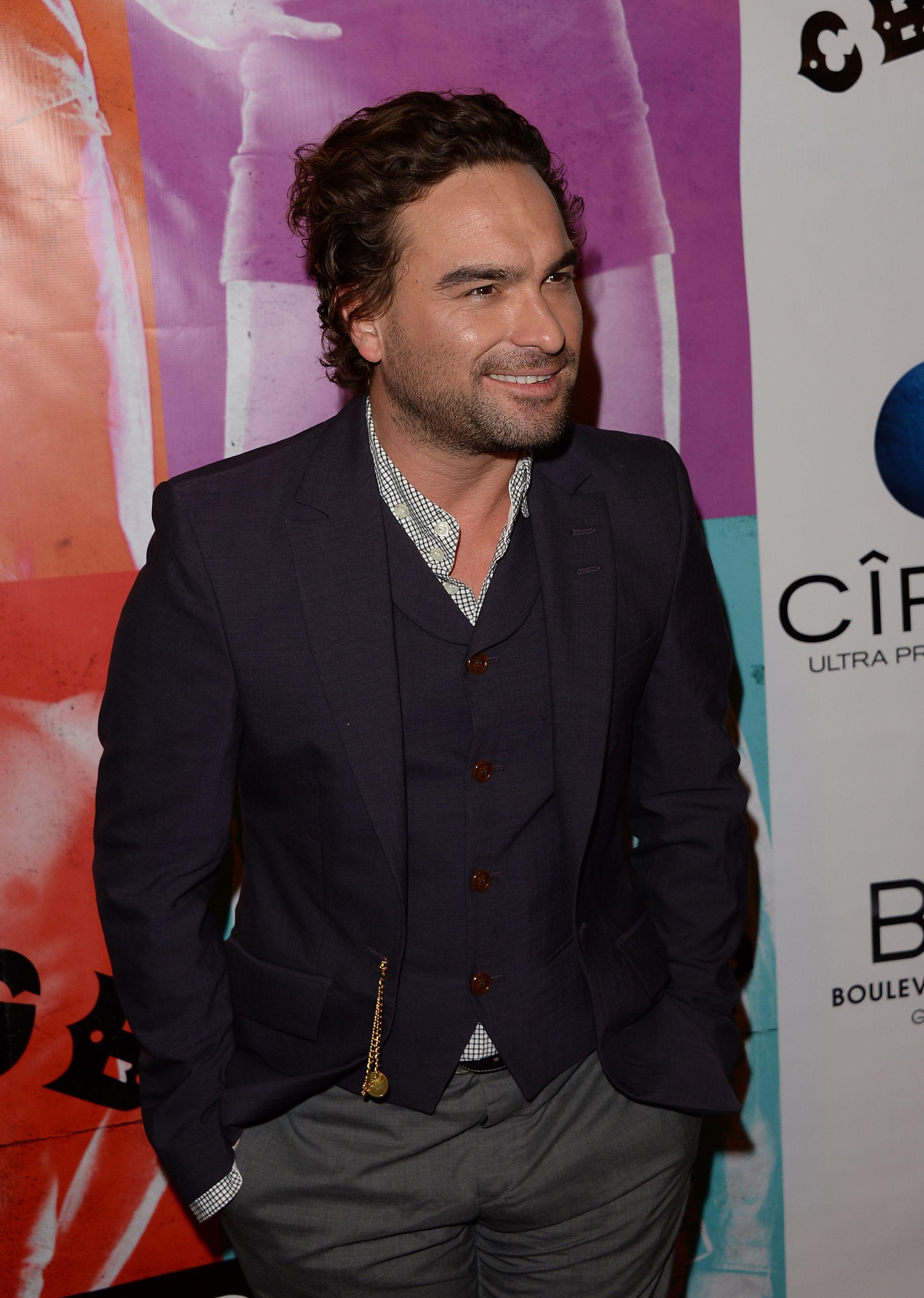 2136x3000 Johnny Galecki Wallpaper